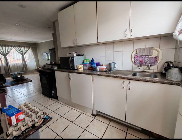 2 BEDROOM FLAT FOR SALE IN KEMPTON PARK CENTRAL